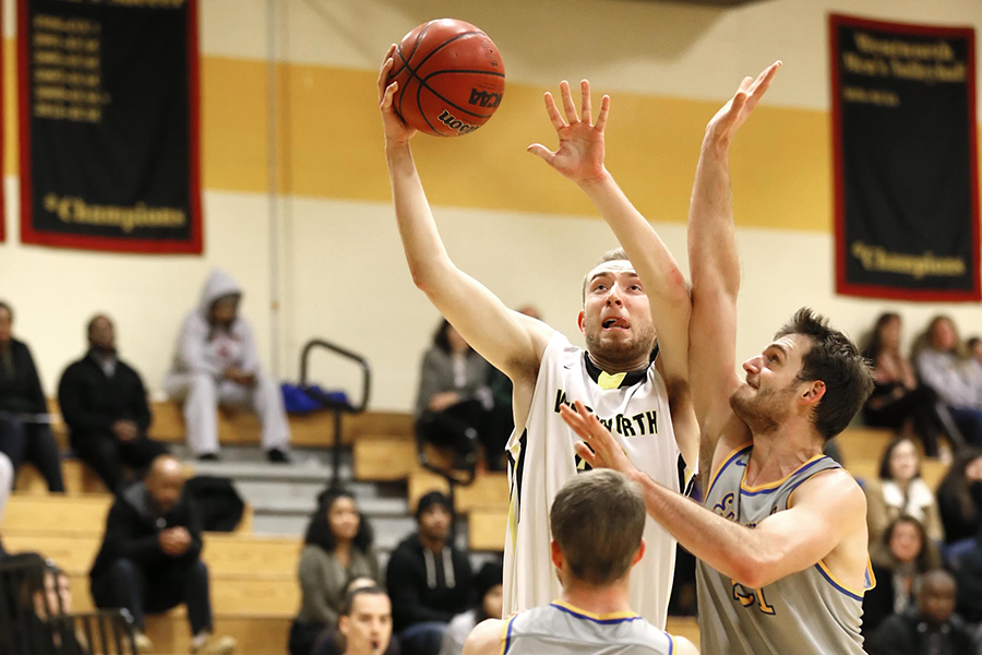 Men's Basketball Powers Past Curry