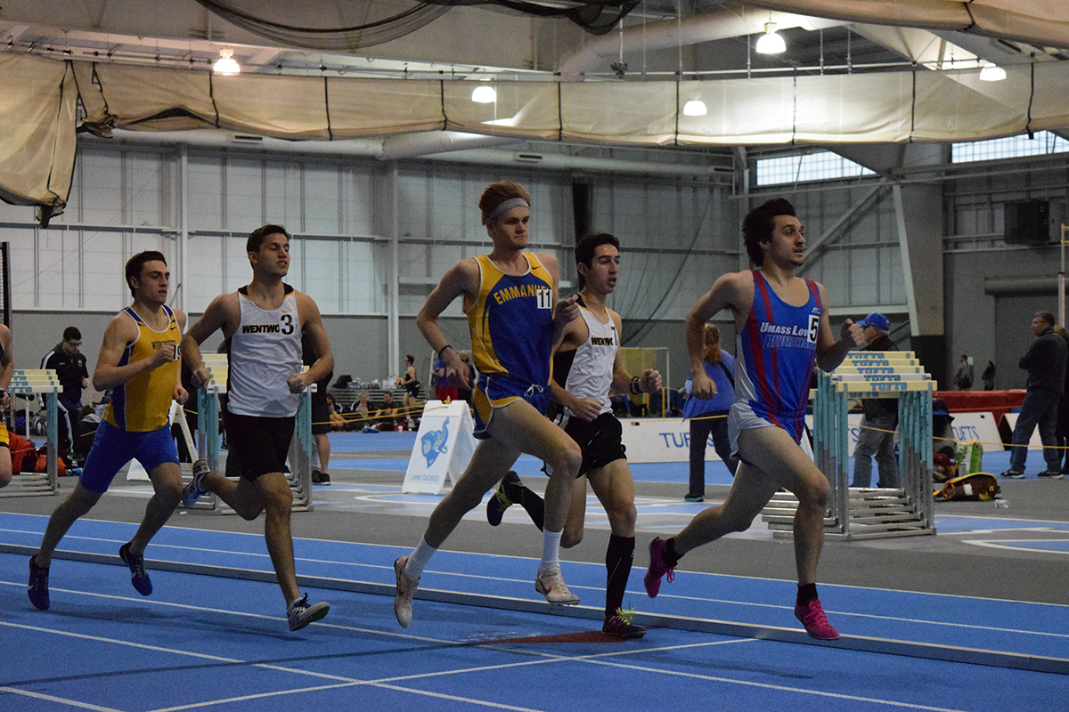 Robbins Win in 3,000-Meter Run Highlights Indoor Track at Tufts