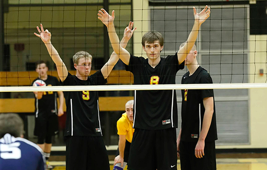 Men's Volleyball Outlasts Rivier