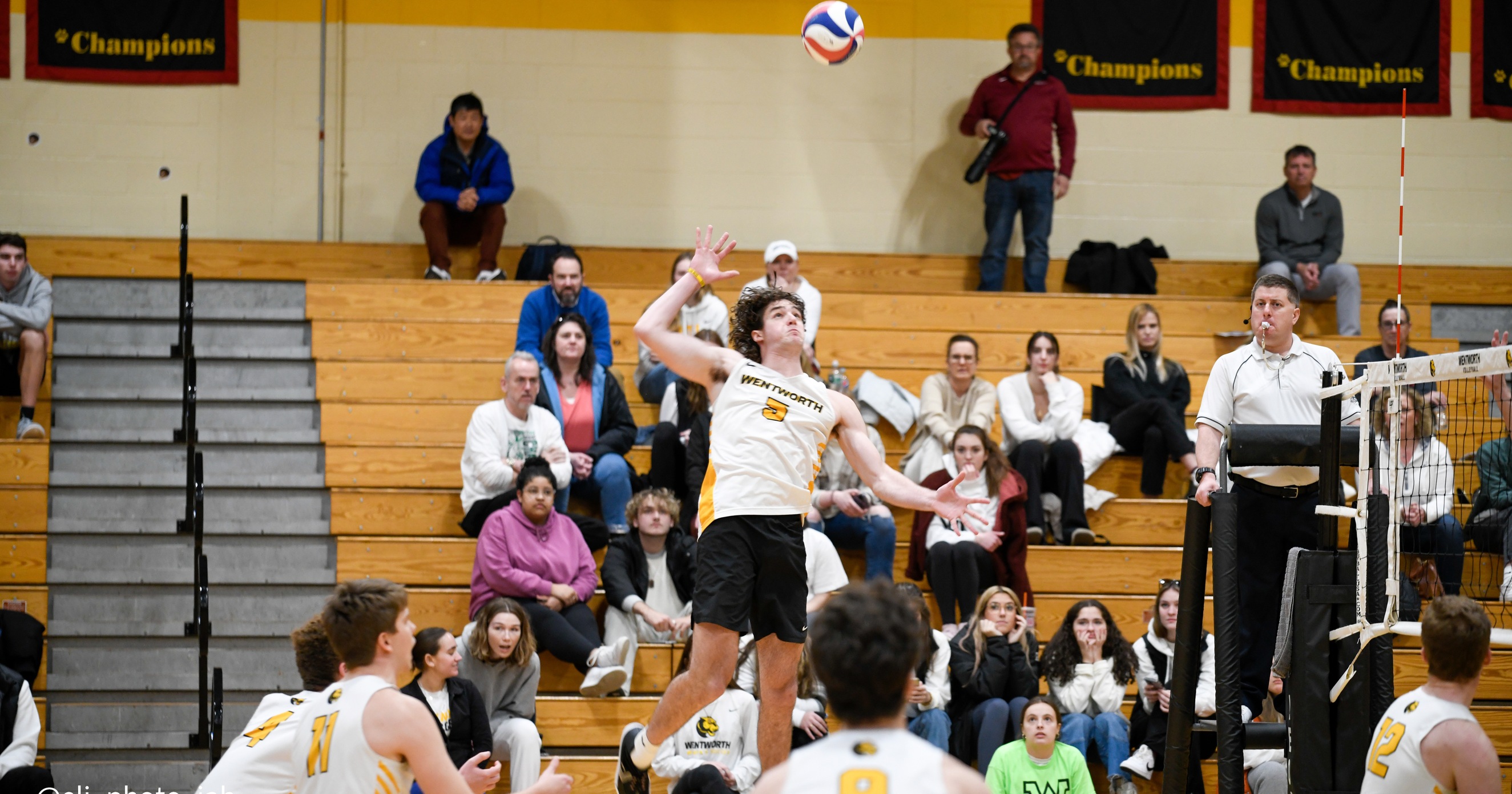 Oshman Leads Men's Volleyball's Sweep over Emmanuel