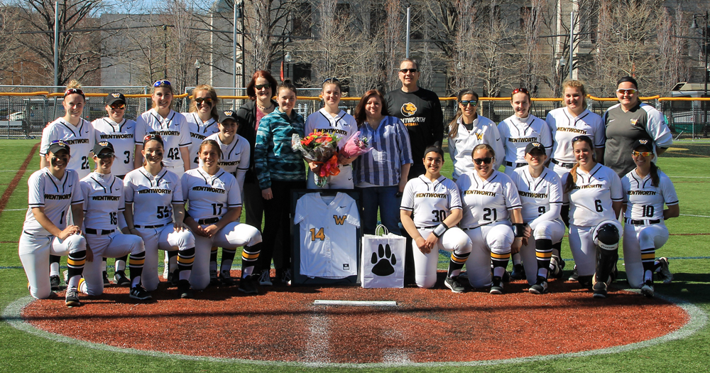 Softball Splits with Curry on Senior Day