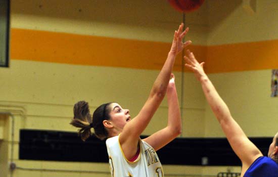 Women's Basketball Edged by Simmons