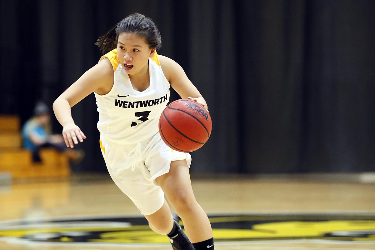 Women's Basketball Rally Comes up Short in League Opener