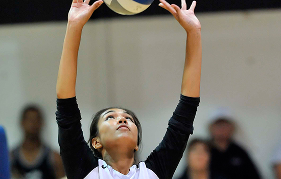 Women's Volleyball Splits Two Matches