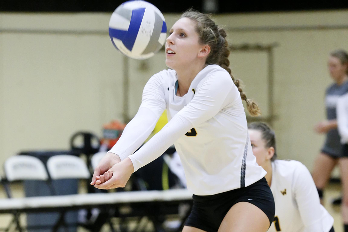Rogoz Helps Power Women's Volleyball to Seventh Straight Win
