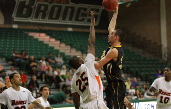 Strong Second Half Lifts Men's Basketball to Road Win