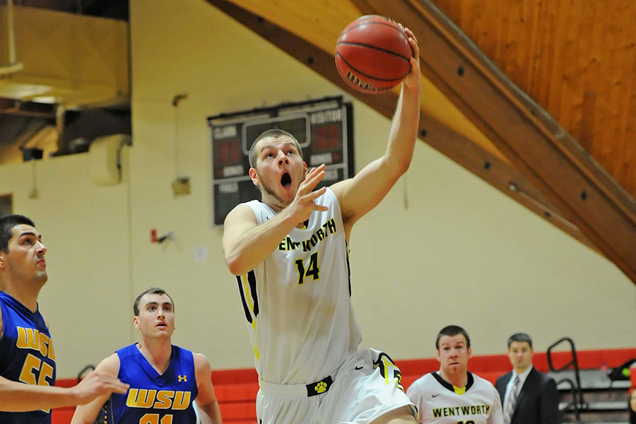 Late Free Throws Lift Men's Basketball to Win Over UNE in CCC Opener