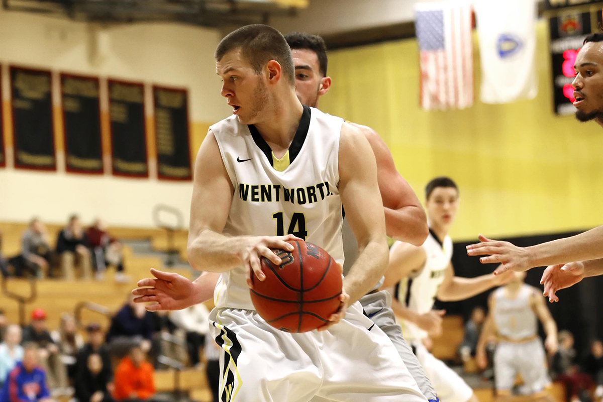 Men's Basketball Pulls Away From Curry to Win League Opener