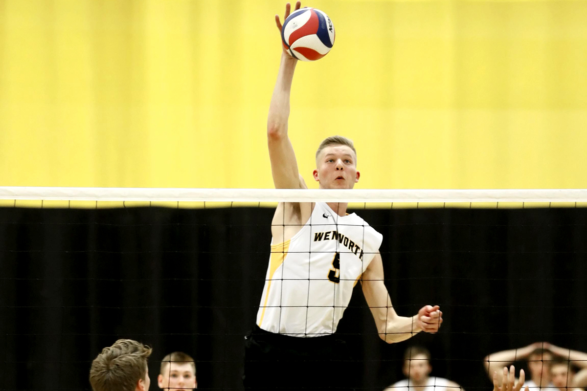 No. 10 Men's Volleyball Splits Opening Day at SUNY Poly Invite