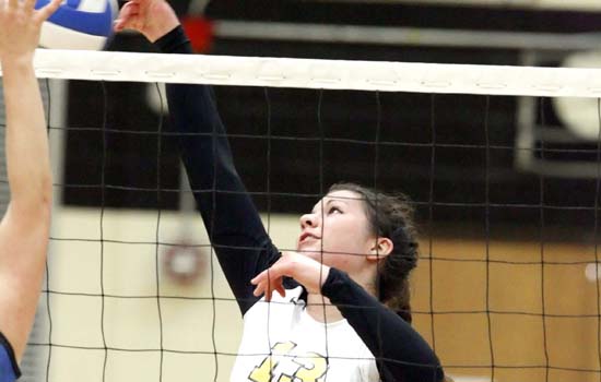 Women's Volleyball Opens CCC Play With 3-2 Win