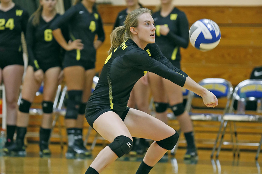 Women's Volleyball Fends Off Curry Rally