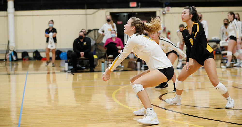 Women's Volleyball Edges Colby-Sawyer