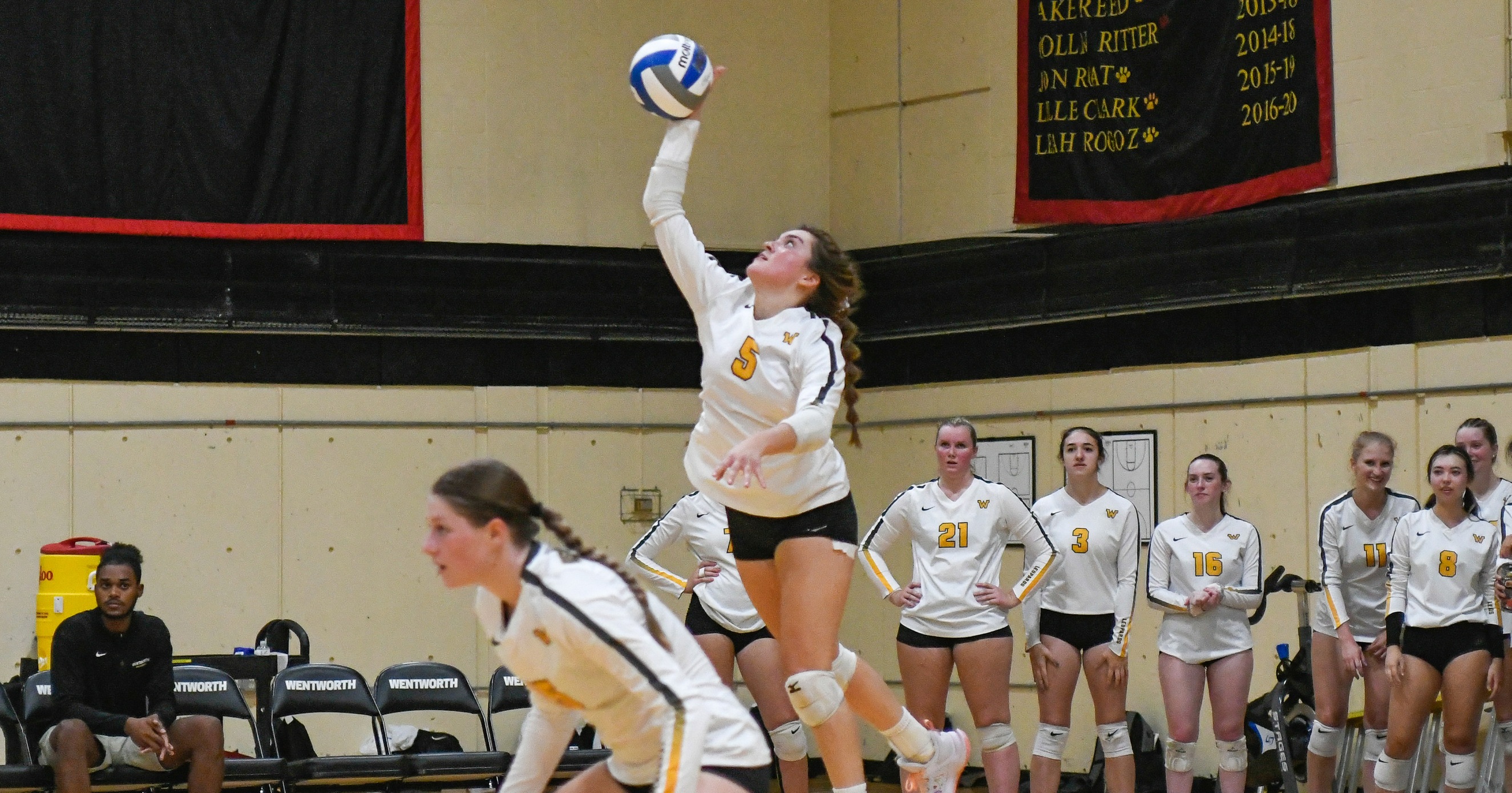 Thompson, Cao Lead Women's Volleyball to Third-Straight Win Against Anchormen