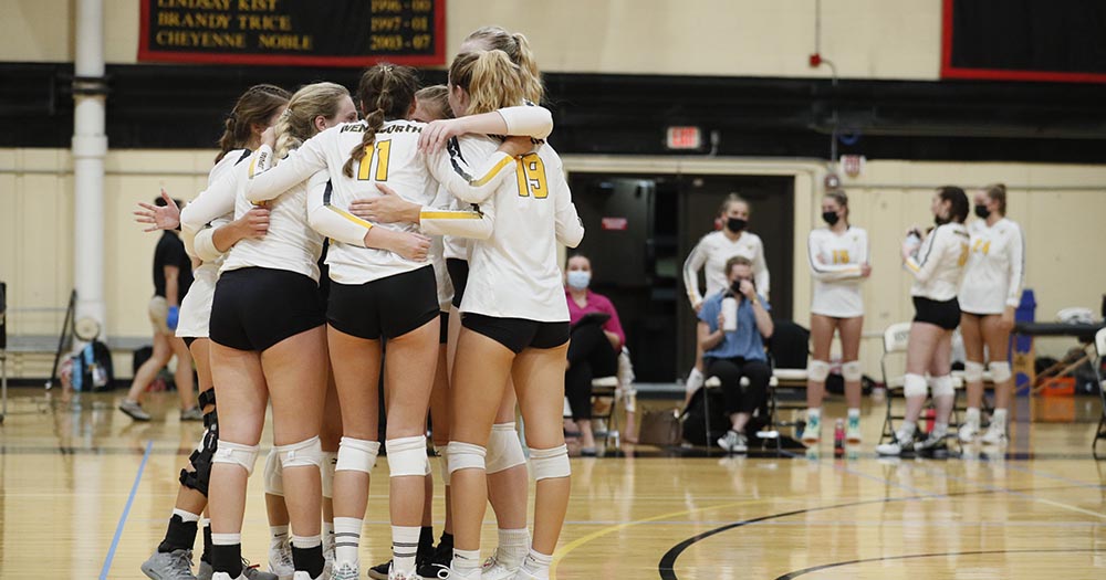 Women's Volleyball Splits Matches With Wheaton and Framingham State